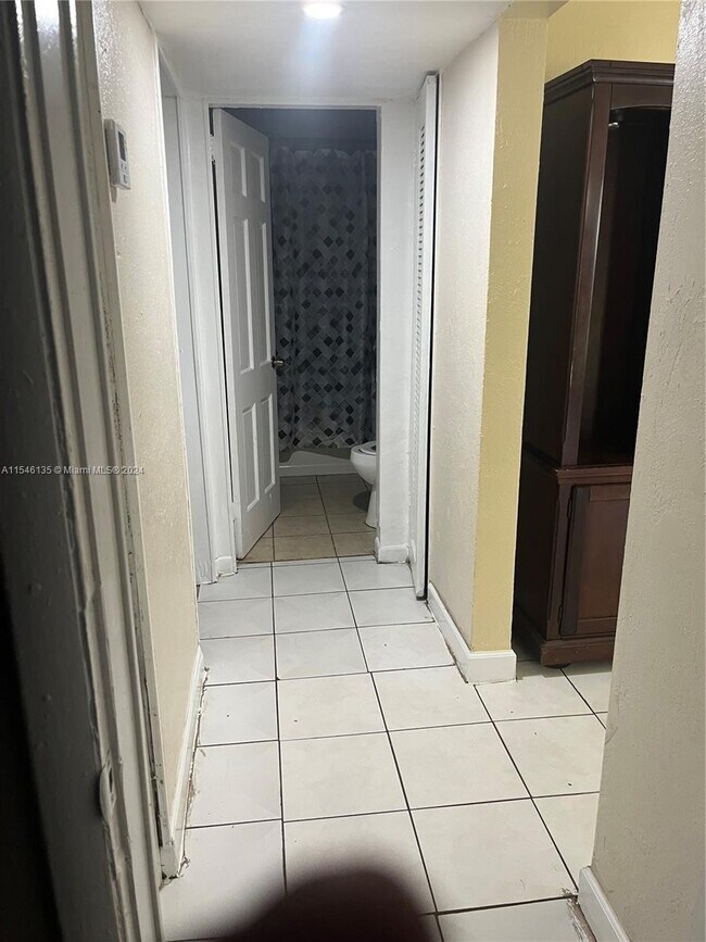 Foto del edificio - 670 NE 143rd St