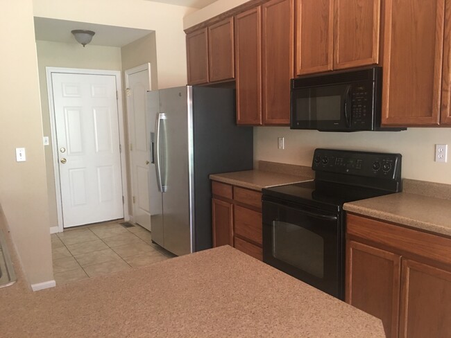 kitchen - 615 Grayhawk Cir