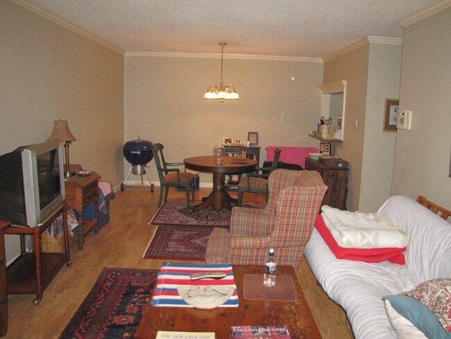 Building Photo - Gated 2br w/pool at N. Gates of LSU on Hig...