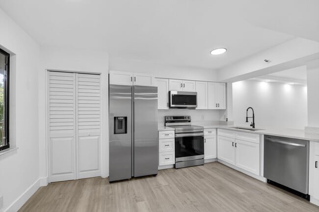 Building Photo - 14475 Strathmore Ln