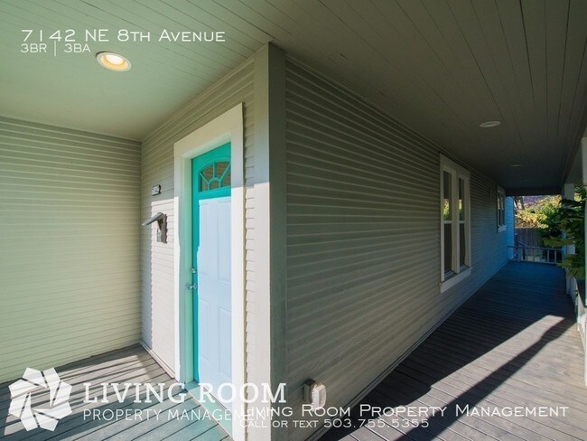 Building Photo - Dekum Cutie with A/C and Private Backyard!