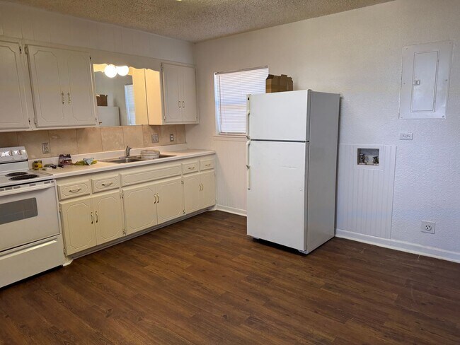 Building Photo - 2 Bedroom 1 bathroom house in central Lubb...