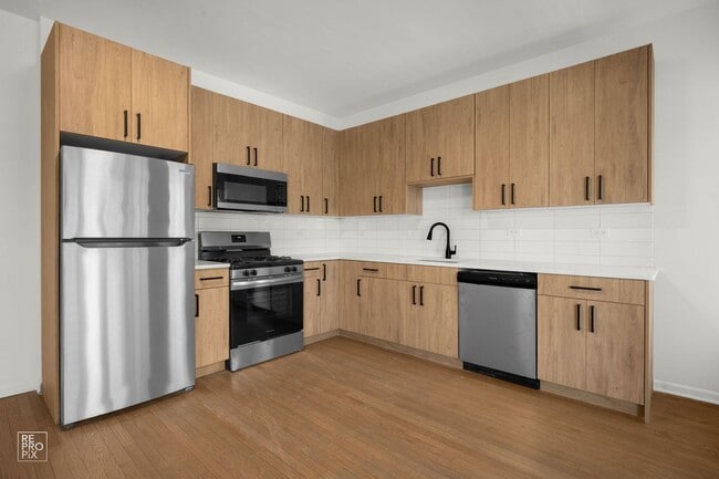 Foto del edificio - Spacious 4-Bedroom, 2-Bath in Edgewater — Sun-Filled, Stylish, and Pet-Friendly with In-Unit Laun...