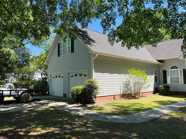 Foto del edificio - 4 Bed | 3 Bath Home with 1st-Floor Primary...