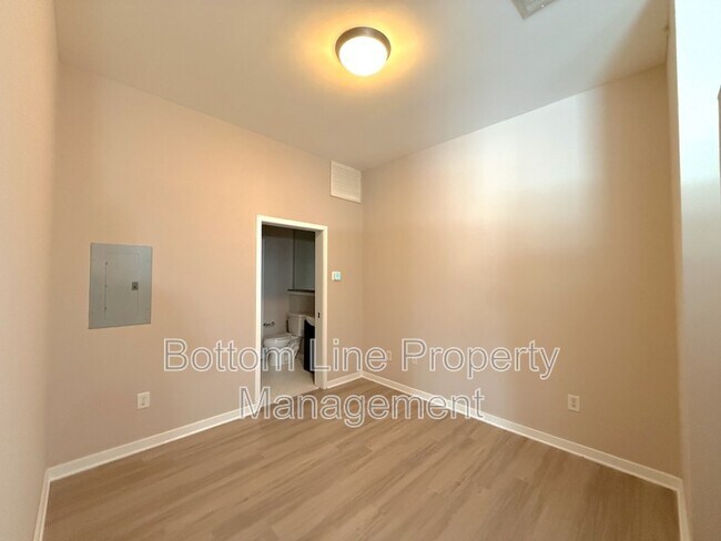 Building Photo - 2125 Southend Dr