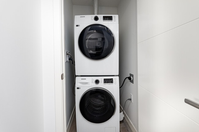 Building Photo - Hat at 122