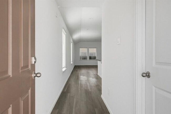 Foto del edificio - 5215 Mossdale Blf Ln