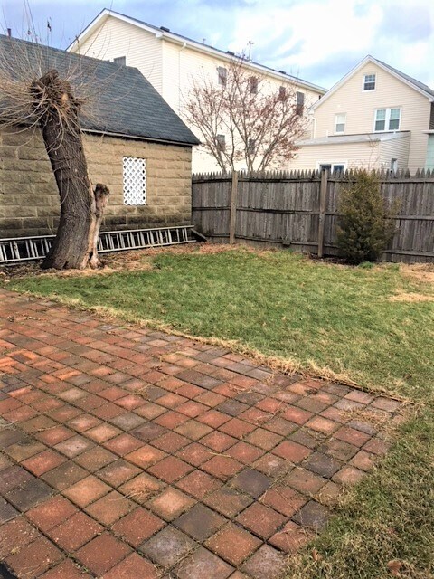 Building Photo - 33 E 40th St