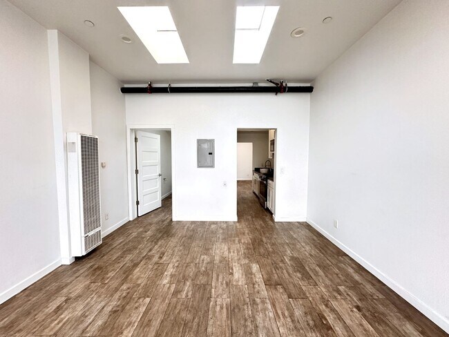 Building Photo - 646