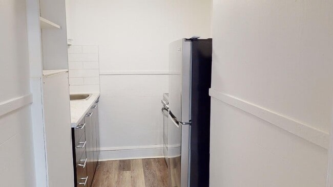 Interior Photo - 212-1/2 Bank Street
