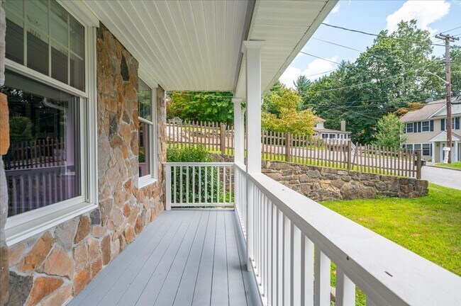 Foto del edificio - Beautifully Renovated 4 Bedroom 2.5 Bathroom Colonial