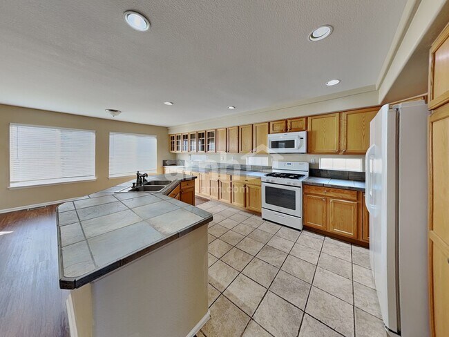 Foto del edificio - 4892 Waldenwood Dr