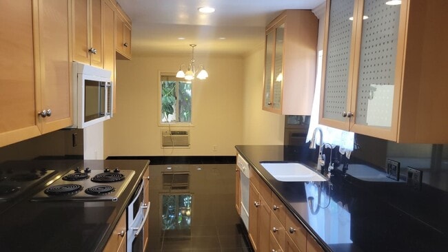 Foto del edificio - 4521 Colbath Ave