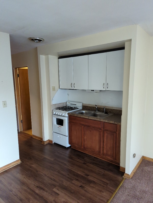 Building Photo - 2820 W Kilbourn Ave