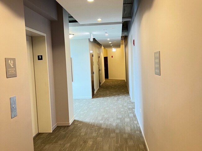 Foto del edificio - 437 W Division St