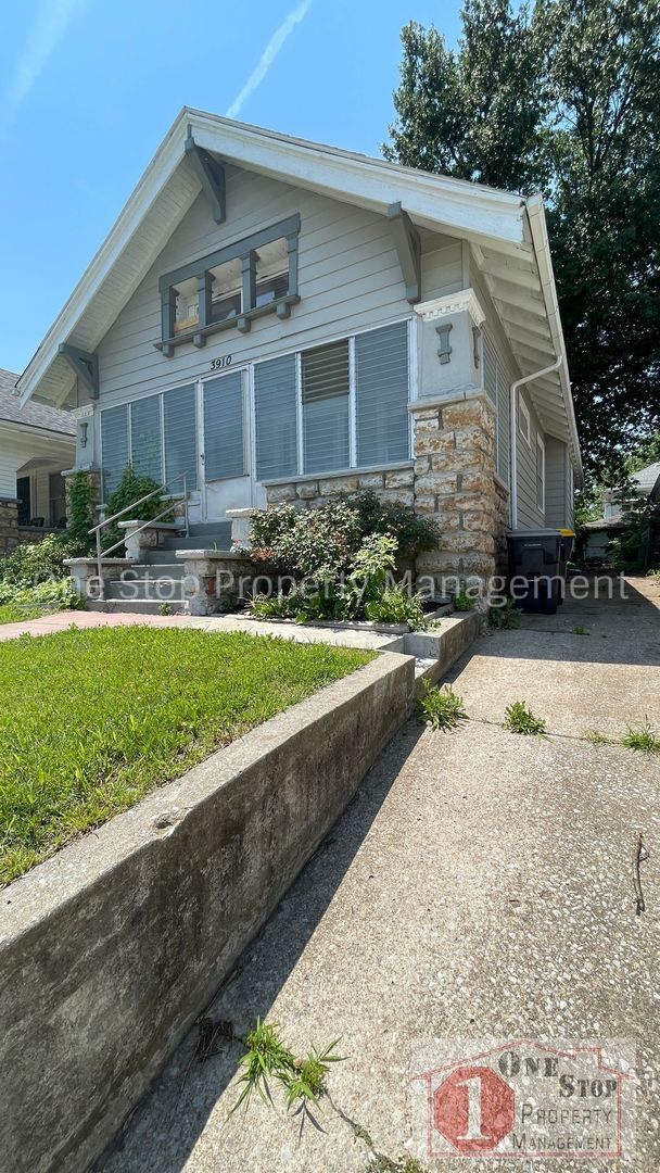 Building Photo - 3 Bedroom 1.5 Bathroom home in Kansas City!