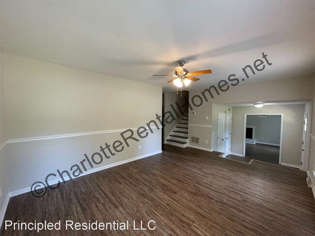 Building Photo - 3 br, 2.5 bath House - 7201 Pathfinder Ct