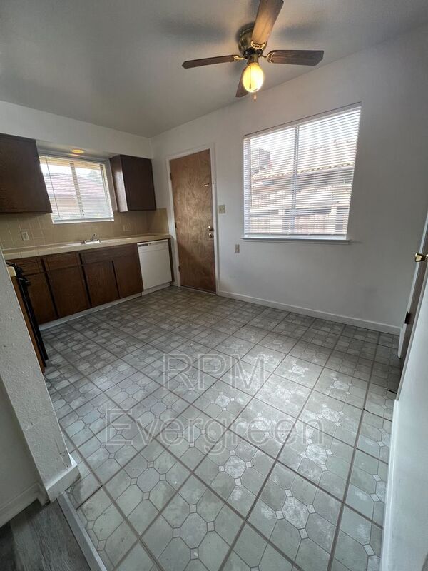 Building Photo - 1520 S Reed Ave