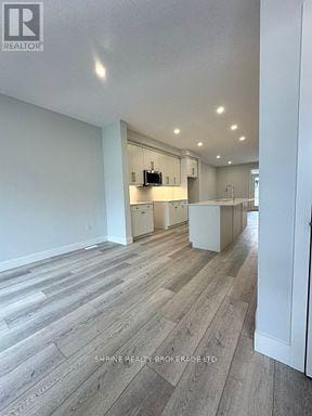 Building Photo - 990-990 Deveron Cres