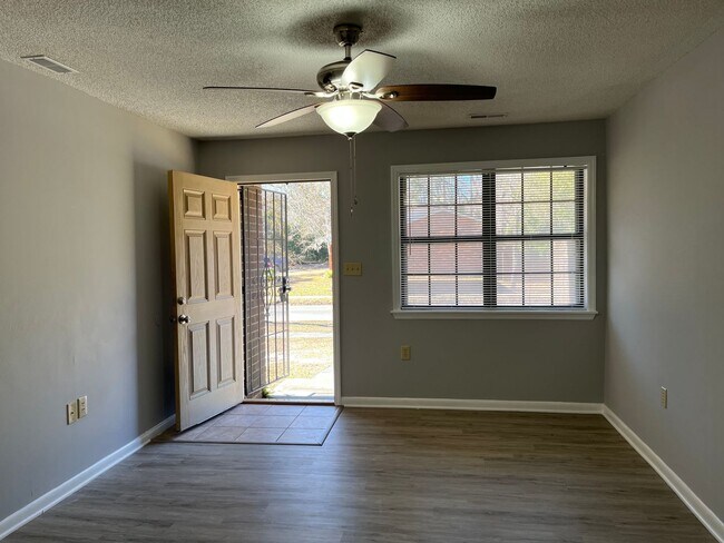 Building Photo - Beautifully Updated 3-Bedroom Home in Oak ...