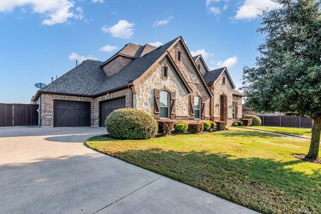 Building Photo - Stunning 4-3.5-3 Oasis with Pool in Prime ...