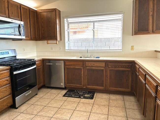 Building Photo - GREAT NEIGHBORHOOD IN RIALTO HILLS 4BED+2BATH