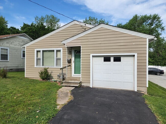 Foto del edificio - Bungalow Style w/  " Lots of New "