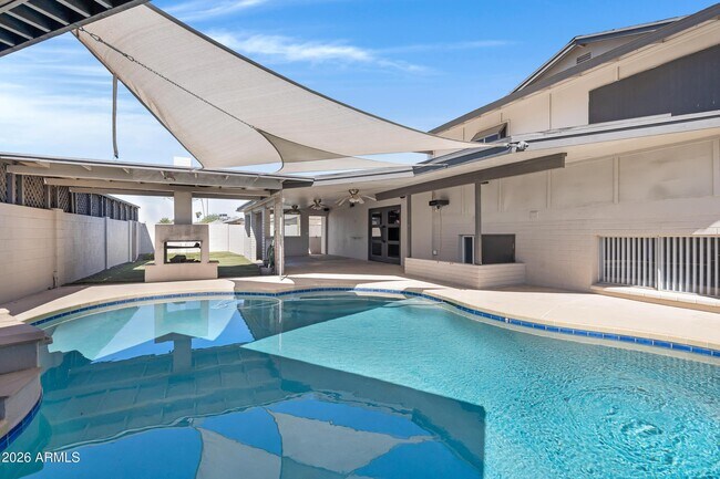 Foto del edificio - 1627 E Fremont Dr