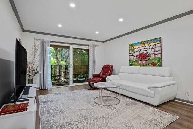 Foto del edificio - Fully Furnished 1BR/1BA – Top-Floor El Esc...