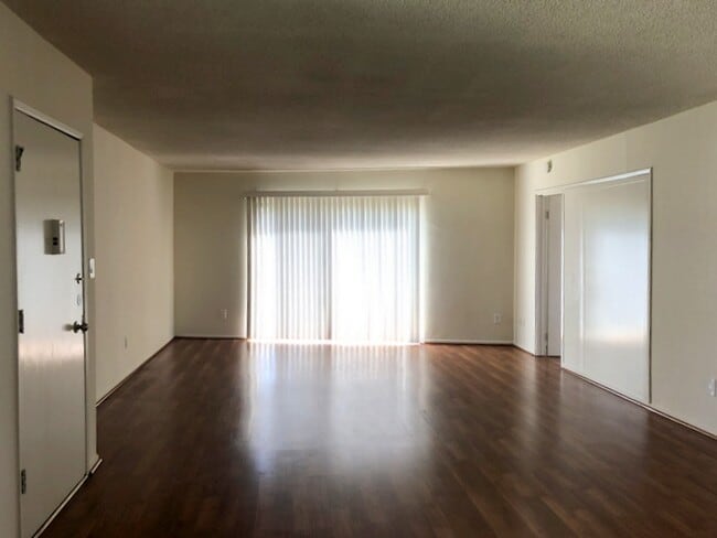 Building Photo - 2043 N Beachwood Dr
