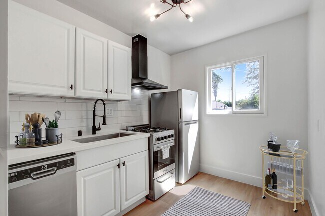 Foto del edificio - Newly Renovated Studio with Pool in Burbank!