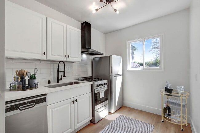 Building Photo - Newly Renovated Studio with Pool in Burbank!