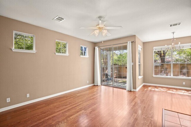 Foto del edificio - 8518 Cahill Dr