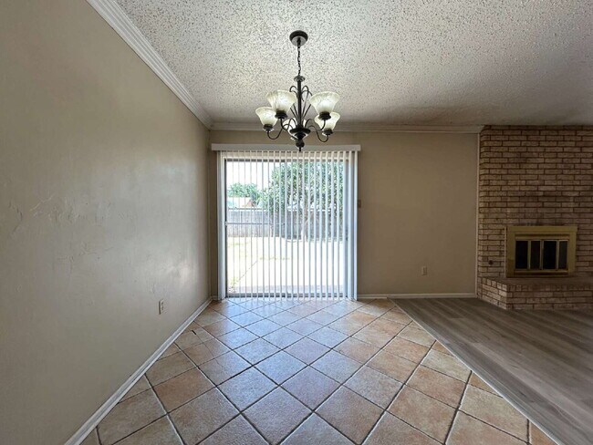 Foto del edificio - House Located Near Take-Out & Movie Theate...