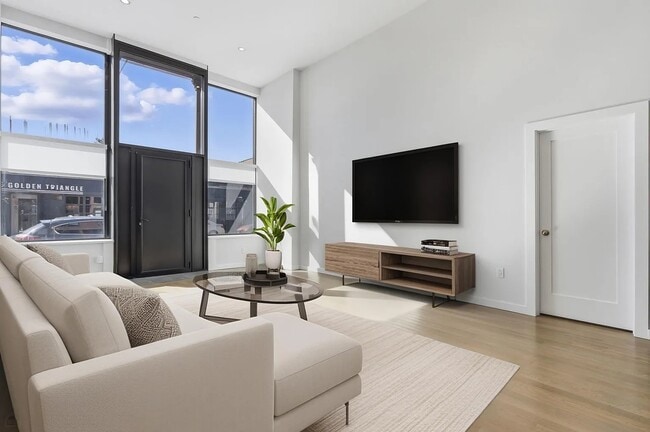 Building Photo - 2034 W Grand Ave