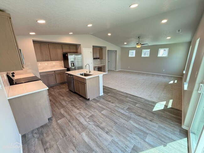 Foto del edificio - REST OF AUGUST FREE!! Stunning New 3BR/2.5...
