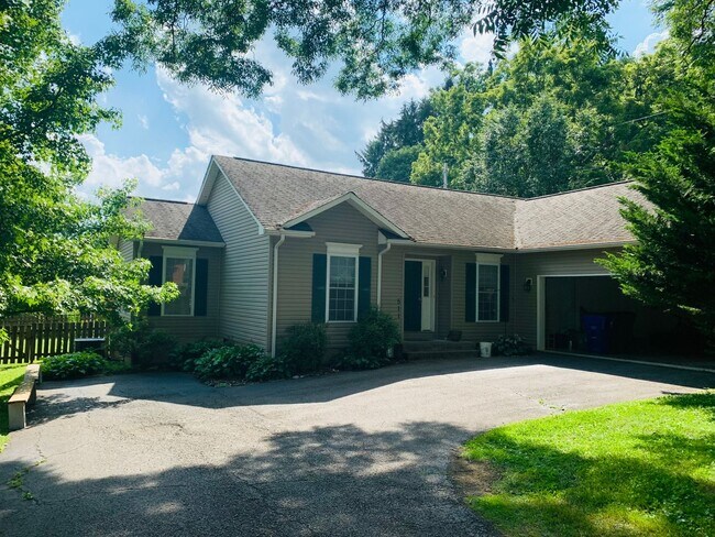 Foto del edificio - * RE-RENTAL AVAILABLE 10/30/25 *  3 Bedroo...