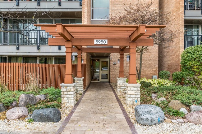 Building Photo - 5950 Oakwood Dr
