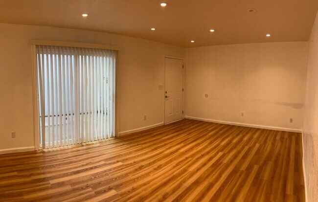 Foto del edificio - 1716 Sylvan Ave