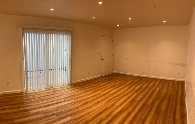 Building Photo - 1716 Sylvan Ave