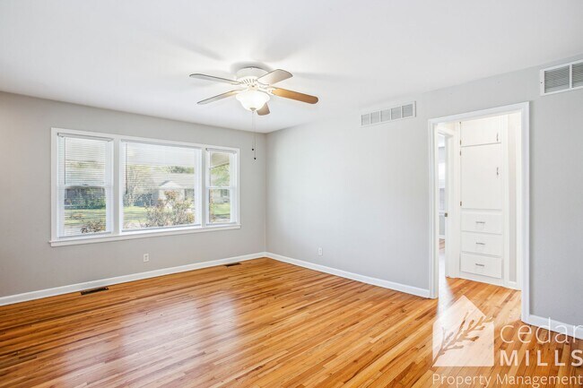 Building Photo - Gorgeous 2 Bedroom with Basement near Town...