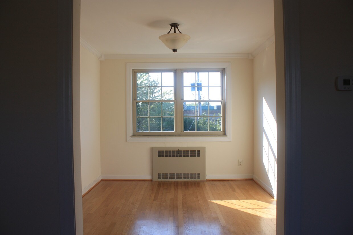 Dining Room - 446 Bernhardt Dr