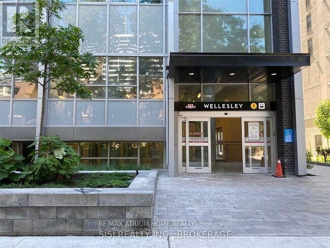 Building Photo - 17-817 Dundonald St