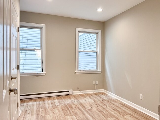 Building Photo - 570 Washington St