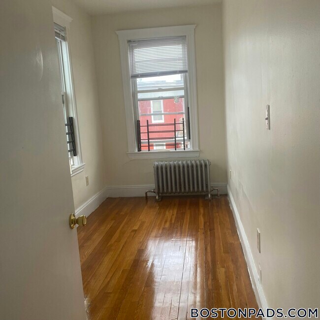 Building Photo - 19 Mora St