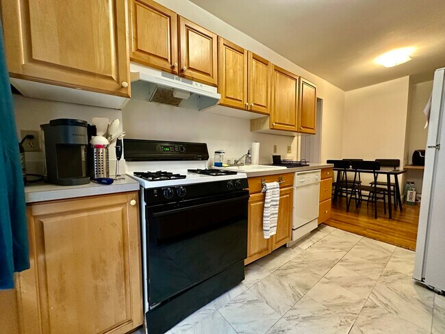 Building Photo - 452 Park Dr