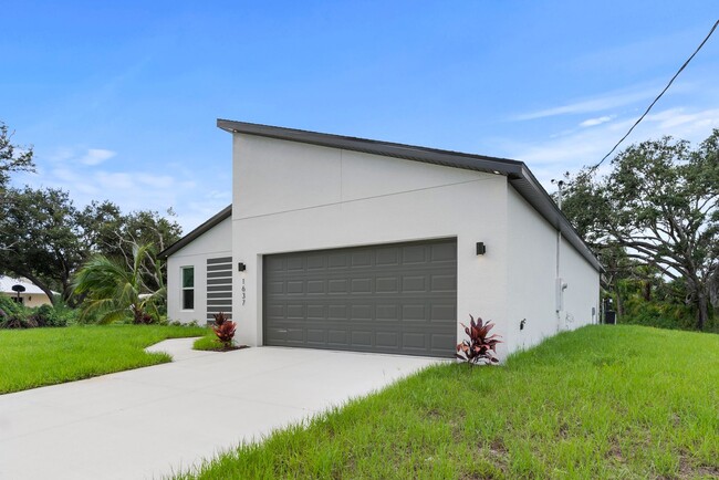 Building Photo - BRAND NEW HOME! Modern, energy efficient h...
