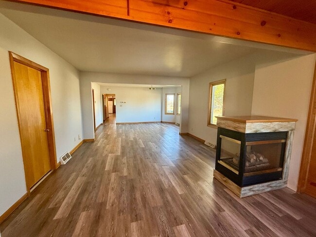 Foto del edificio - 3 Bed 1.5 Bath Single Family Home in Elcho - Now offering a 6 MONTH lease opportunity!