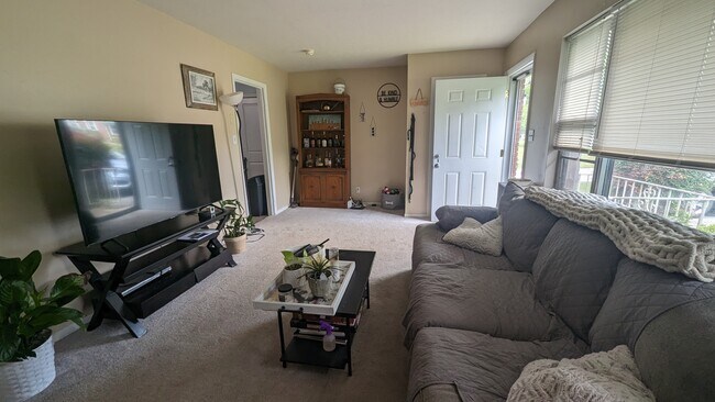 Building Photo - 524 Goldfinch Ave