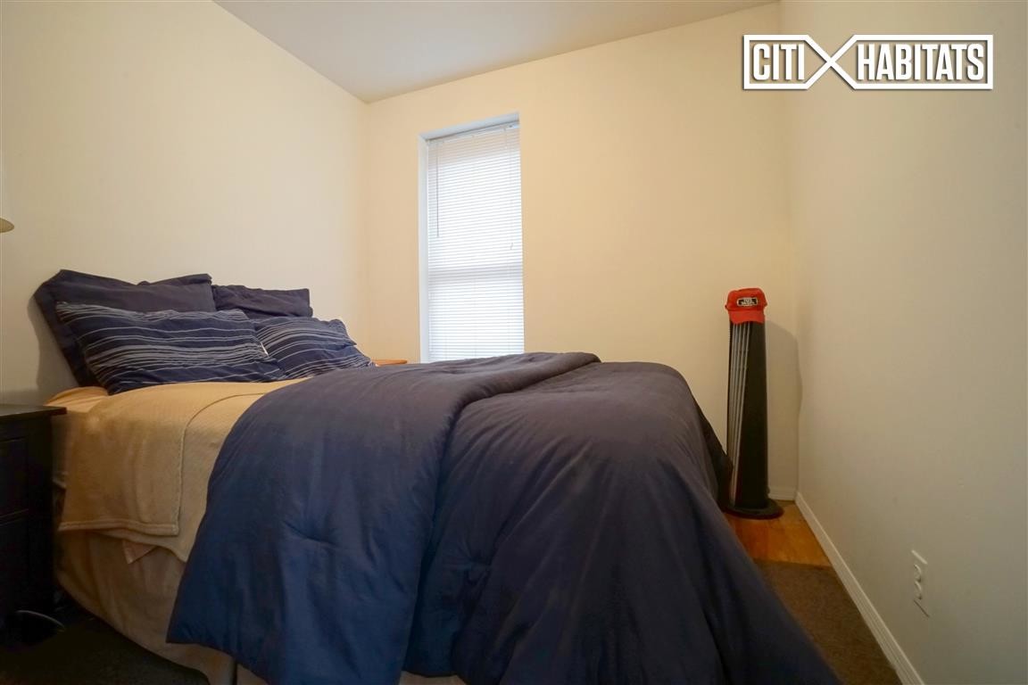 Foto principal - 526 E 82Nd St